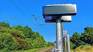 Stillstand auf den Gleisen zwischen Konstanz und Radolfzell. Bis in die Nacht werden die Bahnhaltepunkte – hier eine Aufnahme aus ...