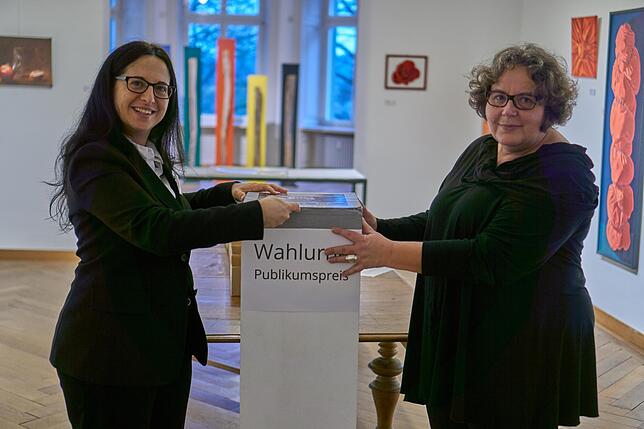 Ausgezählt: Elena Romanzin wird bei der Auszählung der rund 1000 Stimmen von Kulturreferentin Christiane Stanzel (rechts) unterstützt.