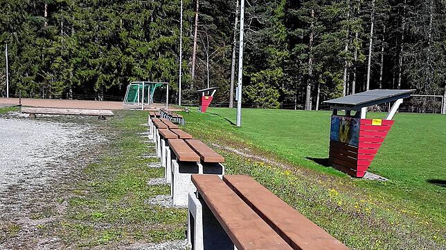 In einer Gemeinschaftsaktion von Mitgliedern des SV Buchenberg und örtlichen Firmen werden auf dem Sportplatz Buchenberg sechs neue ...