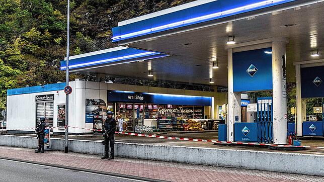 Rheinland-Pfalz, Idar-Oberstein: Polizisten sichern am frühen Morgen des 19. Septembers 2021 eine Tankstelle, in der am Vortag ein ...