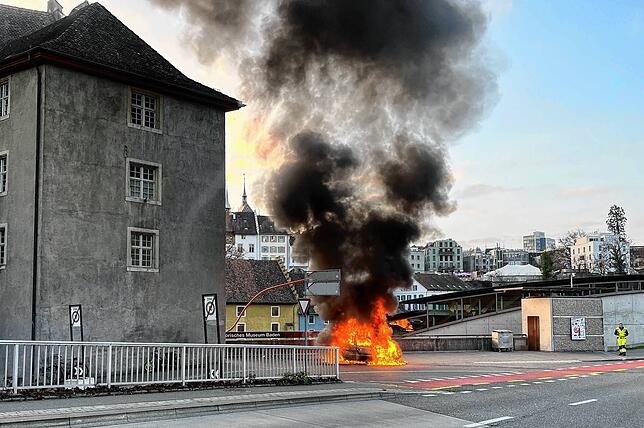 Ein Auto brennt in der Wettingerstraße in Baden.