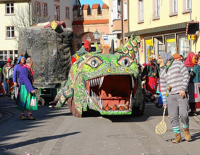 Das Krokodil der Krummen Hexen schleicht im Februar 2023 durch die Innenstadt. Eine Attraktion am Hexensonntag.