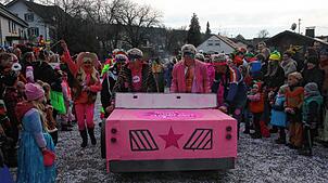 Tausende Narren und Fasnachtsfreunde feiern beim alljährlichen Narrentreffen in Schwerzen die alemannische Straßenfasnacht.