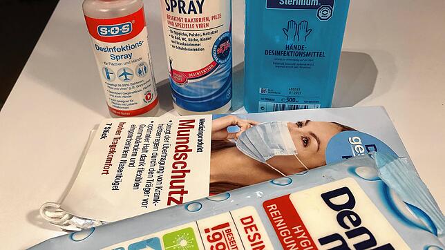 Desinfektionsmittel und Mundschutz, hier ein Beispielfoto mit in Waldshut gekauften Artikeln, sind wegen des Corona-Virus momentan stark ...