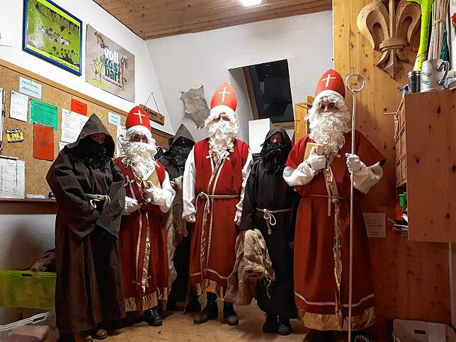 Nikoläuse und Knecht Ruprecht im Leiterraum der Pfadfinder Wehr bevor sie losziehen. In diesem Jahr machen sie Pause.