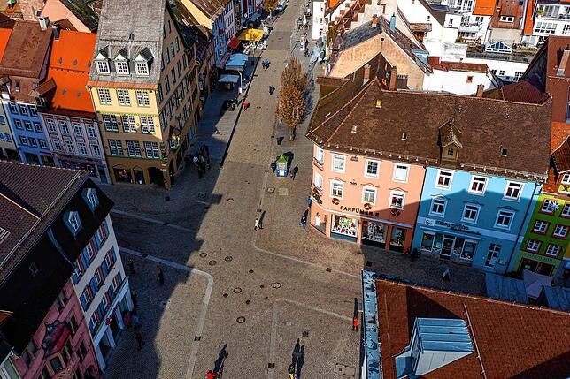 Wie friedlich bleibt es am Sonntag, 9. Mai, auf dem zentralen Villingen Innenstadt-Platz? Bild: Hans-Jürgen Götz