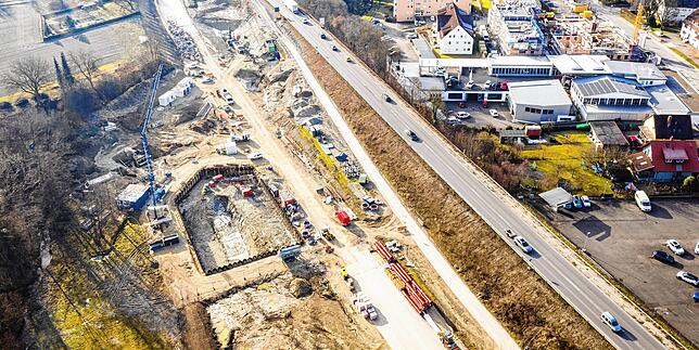 Es gibt bei der Baustelle bei Allensbach Mitte nur wenig Platz für die Baustelleneinrichtungen und den Aushub.