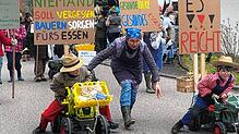 In Weilheim zogen die kleinen und großen Fasnächtler am Rosenmontag durchs Dorf.