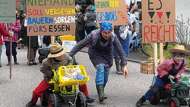 In Weilheim zogen die kleinen und großen Fasnächtler am Rosenmontag durchs Dorf.