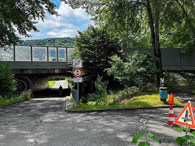 Durch die Unterführung der Hauensteinstraße dürfen Anlieger in die Kleingartenanlage Gettnau fahren. Aber eben nur Anlieger. Rechts die ...