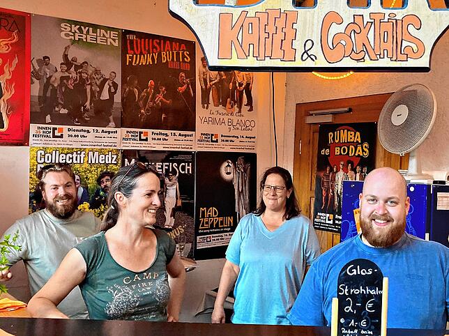 An der Bar stehen die vier von der (Cocktail-) Tankstelle: Nick Wernick, Sybille Roth, Birgitta Schäfer und Adrian Albrecht sind ...