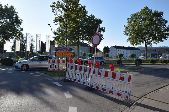 Morgens ist/war die Heinrich-Fahr-Straße vorerst halbseitig offen. Das Foto entstand am ZG-Kreisel.