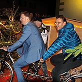 Auf dem Tandem tritt man besser: OB Simon Gröger und Andreas Joos von der Aktionsgemeinschaft Radolfzell strampeln für die Tafel.