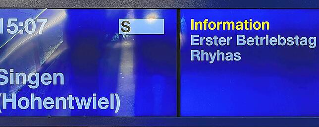 Die Anzeigen an den Bahnhöfen verweisen auf den ersten Betriebstag des Rhyhas.