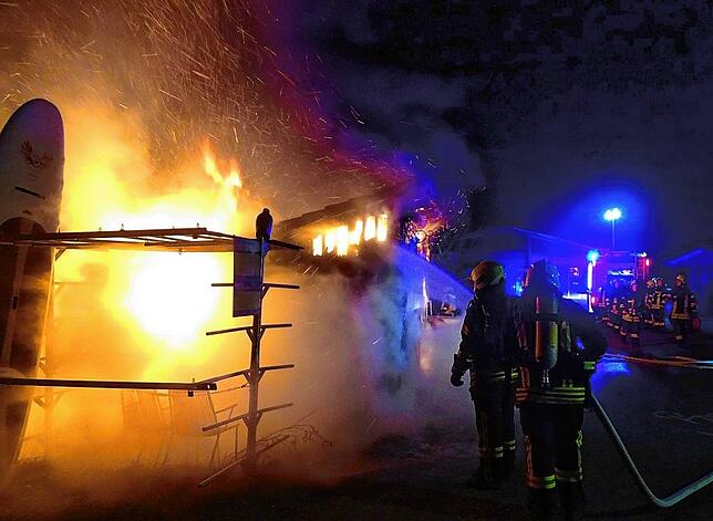 Ein Übergreifen auf Geräte und weitere Gebäude in der Nähe konnte die Feuerwehr verhindern.