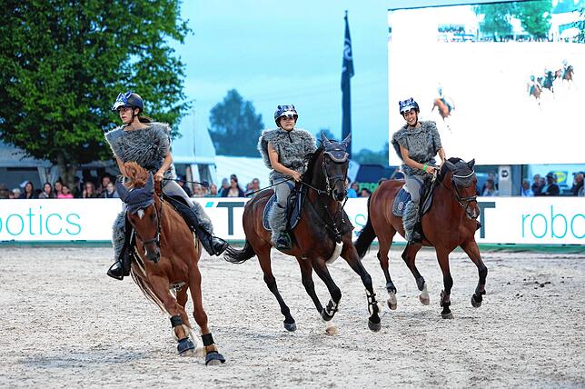 Bild 12: Tausende beim Showabend zur Eröffnung des Fest der Pferde 2024