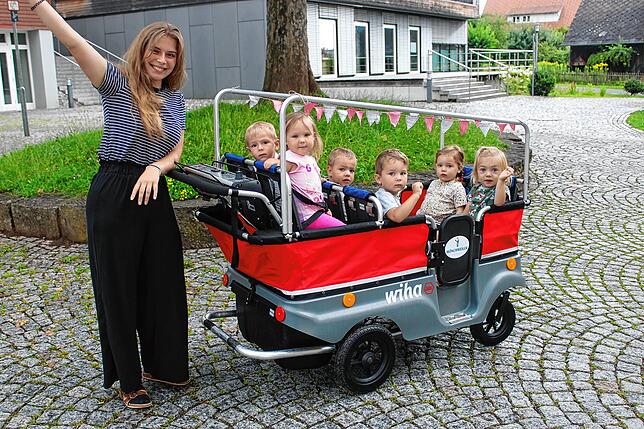 Mit der Auszubildenden Sarah Fleig sind Luis, Fiona, Maximilian, Philipp, Paula und Isabelle im neuen Elektromobil des Kinderhauses ...