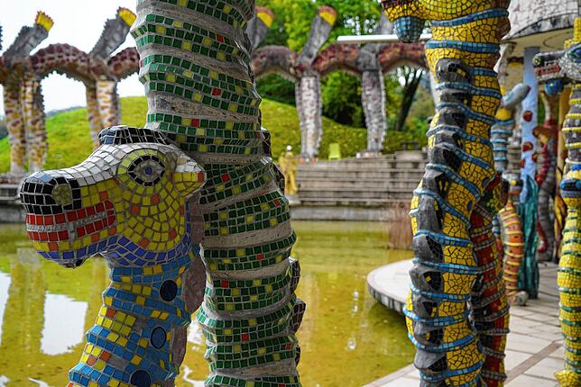 Die Mosaikfiguren im Park erinnern an Antoni Gaudís Park Güell in Barcelona.