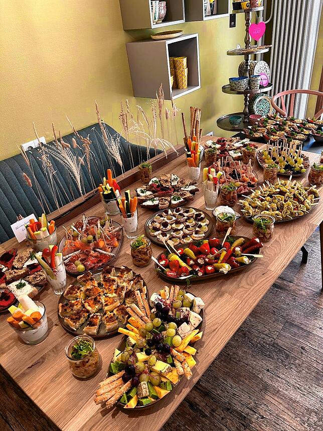Bunte Leckereien am Spieß: So könnte der Tisch an Silvester aussehen.