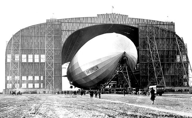 „Graf Zeppelin“ in der Luftschiffhalle in Lakehurst bei New York, dem eigentlichen Start- und Zielort der Weltfahrt.