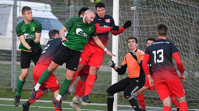 Mit drei Siegen in die Winterpause: Mit Vehemenz und Torhunger stürmte der SV Herten mit Alessio Paciulli (Mitte) beim 4:1-Heimieg gegen ...