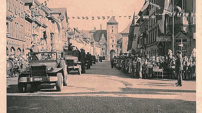 Unser Bild zeigt eine Militärparade in der Oberen Straße am französischen Nationalfeiertag am 14. Juli 1945 Villingen.