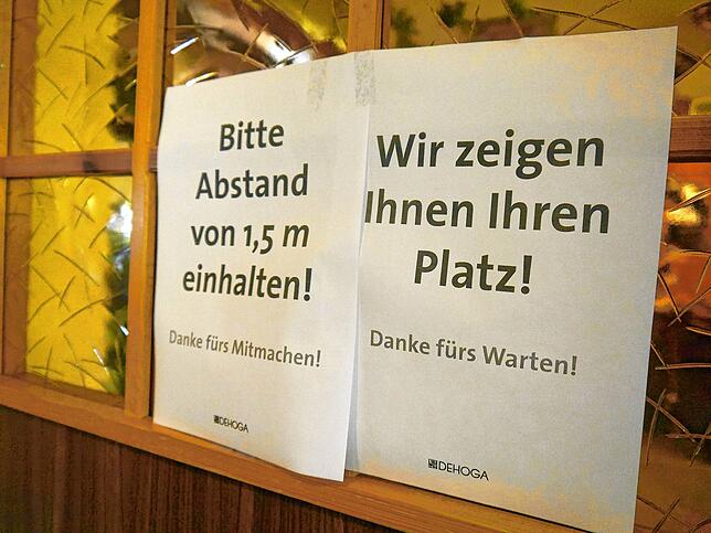 Anweisungen an der Eingangstüre.
