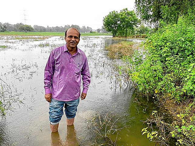 Manoj Macwan auf dem überschwemmten Gelände. Foto: privat