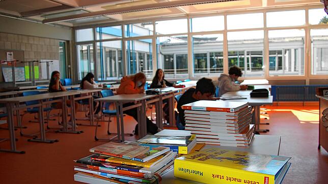 Das teure, zwei Wochen zu spät angekommene Material des Kultusministeriums wird nicht mehr benutzt werden. Im Deutschunterricht arbeiten ...