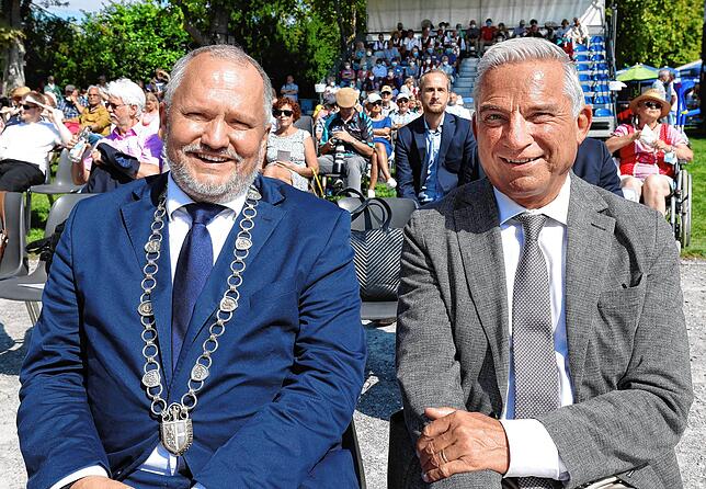 Mussten in der heißen Sonne Nehmerqualitäten beweisen: OB Martin Staab (links) und der stellvertretende Ministerpräsident Thomas Strobel.