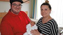 Heiligabend um 0.53 Uhr kam die kleine Natasha Czörgö im Klinikum Friedrichshafen zur Welt. Ihre Eltern Richard Czörgö und Ildiko ...