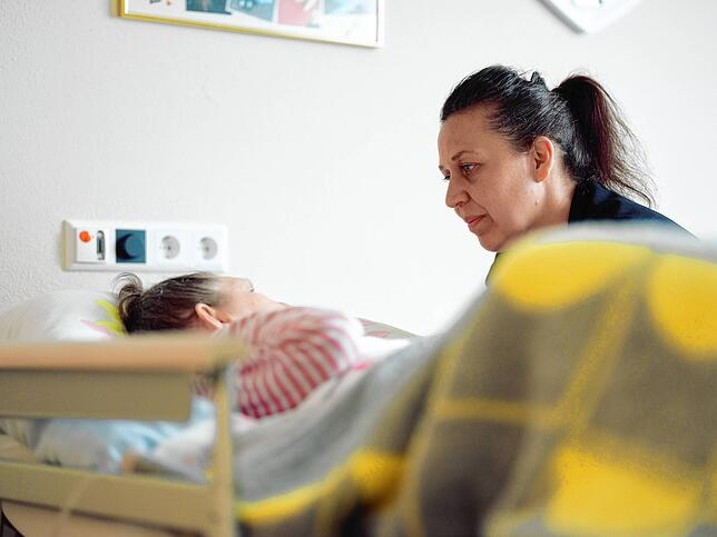 Tochter Josipa Lotzmann, die zugleich auch gesetzliche Betreuerin ist, besucht ihre 74-jährige Mutter regelmäßig. In der Zeit, in der es ...