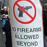 Halt! Hier sind Waffen nicht erlaubt. Auch wenn das Design der Halle im USA-Style das vermuten lässt.