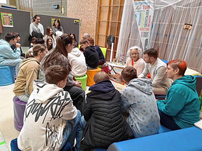 In der Sitzlounge kommen die Jugendlichen mit Vertretern von Vereinen und dem Gemeinderat – hier Katrin Klaiber und Marcel Eisert – ins ...