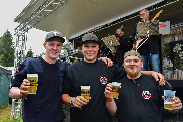 Sie stehen auf Heavy Metal ebenso wie auf Schlager und sind große Fans des Edelweiß-Echos. Von links Elias Gutmann, Dominik Leu und ...