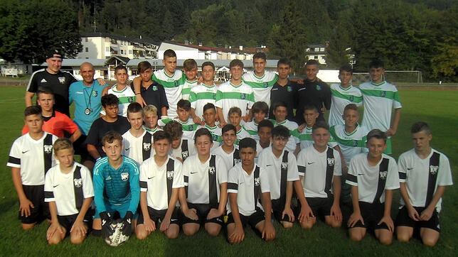 Die beiden Jugendteams aus Nettuno (hinten) und Wehr (vordere Reihe) mit Trainer und Schiedsrichter.