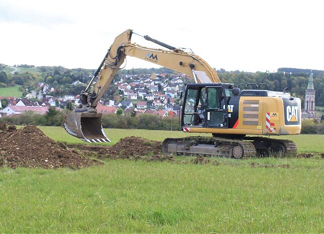 Auch Bagger machen die zu verbauende Fläche frei. Im Hintergrund die Bräunlinger Kernstadt.