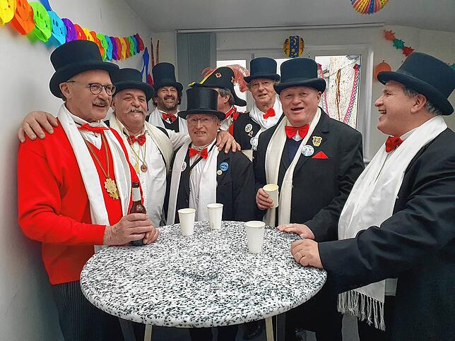 Die Acht-Zylinder-Gruppe feiert im SÜDKUIER-Stüble und singt spitze Liedle.