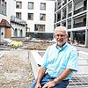 Wasserspiele, eine Kapelle und viele Geheimnisse im neuen Pflegehaus Zoffingen der Caritas. Der bisherige Chef Andreas Hoffmann führt ...