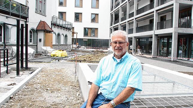 Wasserspiele, eine Kapelle und viele Geheimnisse im neuen Pflegehaus Zoffingen der Caritas. Der bisherige Chef Andreas Hoffmann führt ...