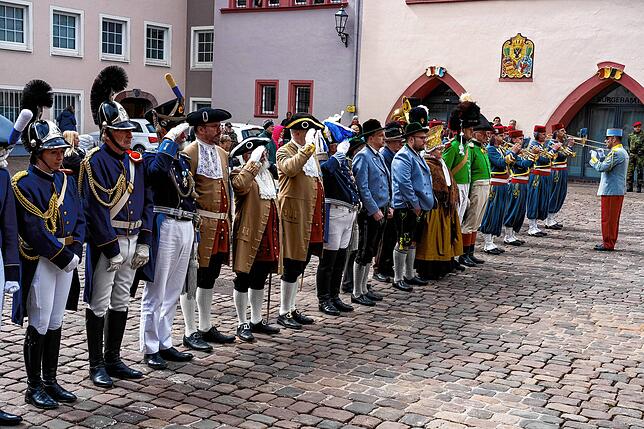 Feierliches Spalier bei der Kommandoübergabe der Panzerpioniere.