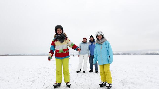Am vergangenen Wochenende waren (von links) Lena, Barbara, Michael und Svenja Wernicke aus Kaltbrunn vor Hegne Schlittschuhlaufen.