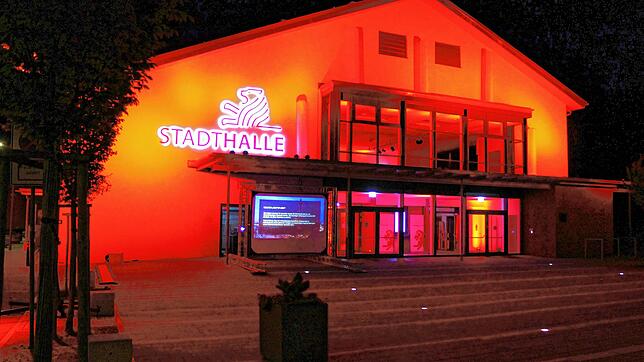 Auch in Bräunlingen setzt die Veranstaltungsbranche ein Zeichen: die Stadthalle strahlt in Rot.