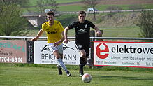 Mit einem klaren Endstand von 5:0 schlug der SV Denkingen (David Ammann, links) die Platzherren des FC Gutmadingen (Marcel Huber).
