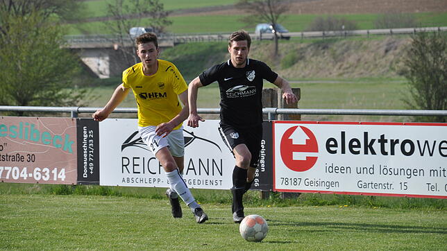 Mit einem klaren Endstand von 5:0 schlug der SV Denkingen (David Ammann, links) die Platzherren des FC Gutmadingen (Marcel Huber).