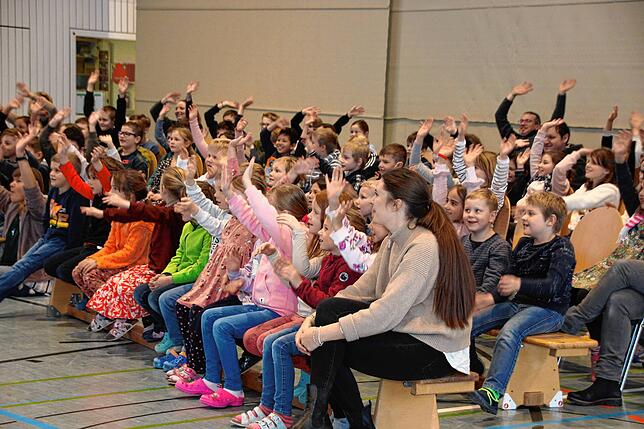 Mit Musik lassen sich auch schwierigere Themen leichter übermitteln. Die Grundschüler stimmten bei den Liedern des Musiktheaters ...