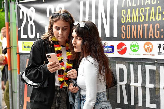 Lara Mülhaupt (links) und Ela Baskan vom Scheffelgymnasium checken auf dem Smartphone die Lage.