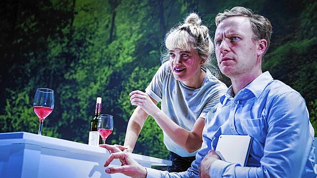Auf einen Beaujolais kommt Schmitz (Sarah Siri Lee König) doch immer gerne vorbei – auch wenn Gottlieb Biedermann (Jasper Diederichsen) ...