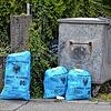 Wer den blauen Abfallsack zu früh rausbringt, kann eine ziemlich teure Rechnung der Stadt Aarau bekommen. (Symbolbild)