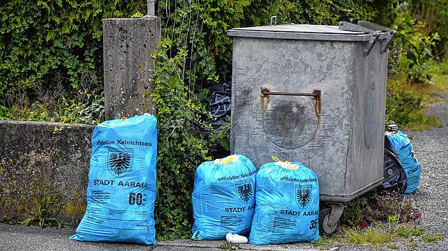 Wer den blauen Abfallsack zu früh rausbringt, kann eine ziemlich teure Rechnung der Stadt Aarau bekommen. (Symbolbild)